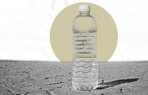 бутылка воды в пустыне